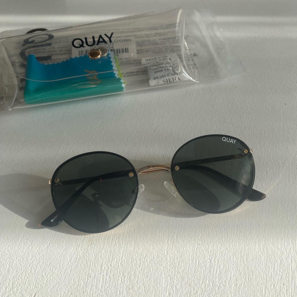Round black sunnies
